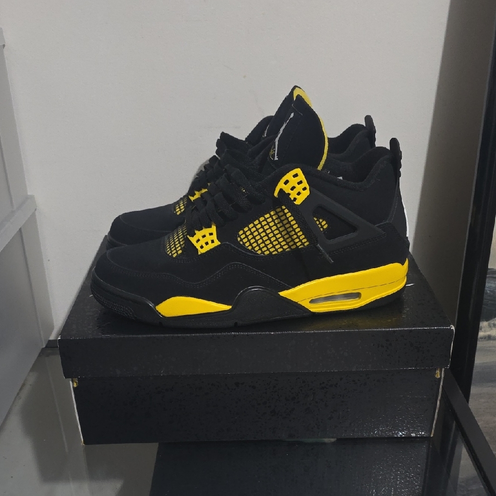 Air Jordan 4 Retro "Thunder" (yellow) Size 11